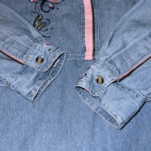 Sierra Pacific Denim Floral & Dragonfly Embroidered Top - Picture 11 of 14